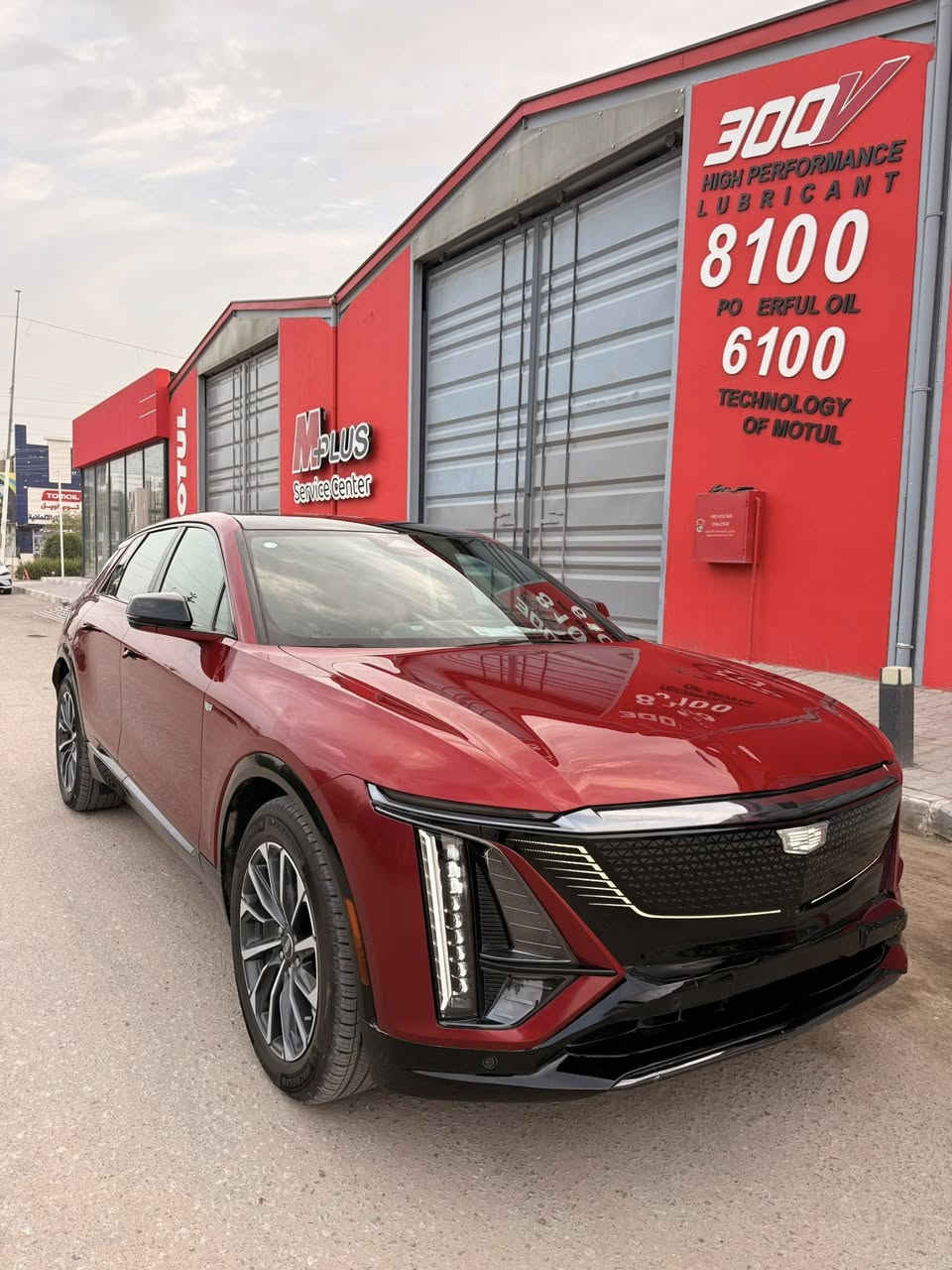 للبيع كاديلاك 2024 (Cadillac LYRIQ Sport  AWD) — سيارة كهربائية فاخرة بالكامل بحالة ممتازة ومواصفات عالية جدًا اعلى فئه .

🔹 دفع رباعي AWD بمحركين كهربائيين  
🔹 بطارية 102 كيلوواط
🔹 قوة 515 حصان 
🔹 مدى يصل إلى 550 كم بالشحنة الواحدة  
🔹ماشيه 7 الف فقط
🔹 شحن سريع DC حتى 190–200 كيلوواط  
🔹 تسارع 0 إلى 100 كم/س خلال أقل من 5 ثوانٍ  
🔹 شاشة منحنية 33 إنش  
🔹ويل حجم 20 وتاير امريكي بلادي
🔹 سقف بانورامي  
🔹ماوس للتحكم بالشاشه 
🔹وضعيات قياده متعدده
🔹جنطه كهرباء
🔹 نظام صوت AKG فاخر  
🔹 كاميرات 360 درجة  
🔹 رادارات أمامية وخلفية  ونقطه عمياء
🔹كشنات وستيرن تدفئه وكهرباء وهزاز وميموري
🔹 مثبت سرعة متكيف  
🔹 شحن لاسلكي للهاتف  
🔹 Apple CarPlay و Android Auto
🔹رقم بغداد مميز بسمي مداور ثاني يوم وهزه جديده
وبعد بيها هواي مواصفات
السيارة تجمع بين الفخامة الأمريكية، الأداء القوي، والهدوء العالي، مع تقنيات متطورة وتجربة قيادة مريحة جدًا.
✅السياره كلين تايتل مابيها لاصبغ ولا تبديل ولا ايرباك كلشي بيها ع وضع الشركه ومابيها اي كود 
السعر 315 وبيها مجال بسيط
  
📞 للاستفسار: ***********
