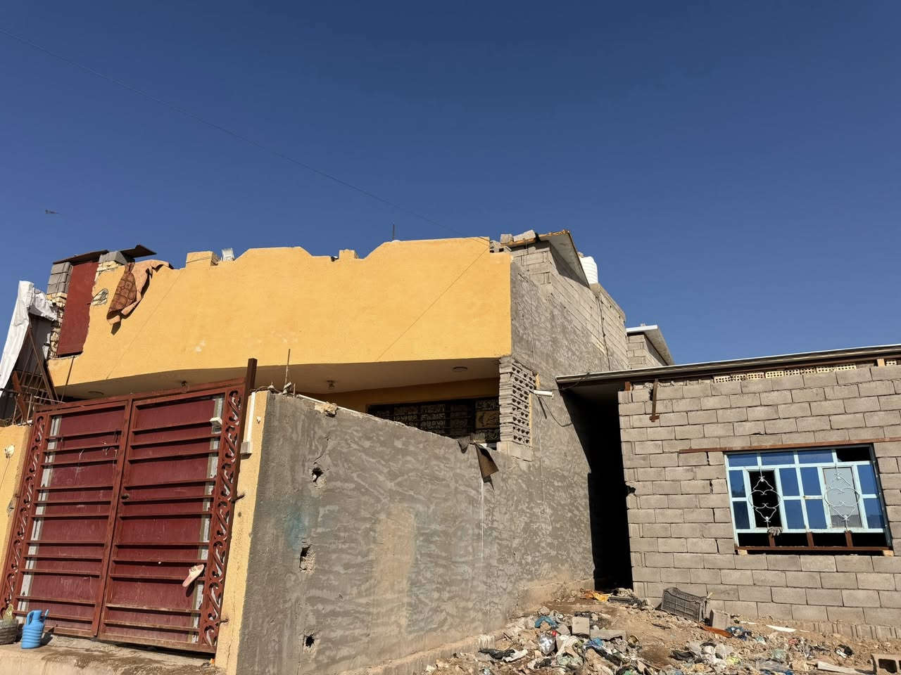 سلام عليكم (دار للبيع)
١٧٥متر طابقين/الطابق الأول طرمه جبيره استقبال ومطبخ وصاله +غرفتين نوم أرضيت البيت كلها سيراميك والسكف صب كونكريت كامل مكمل مابي نقص 
الطابق الثاني درج خارجي بطرمه وهم بي صاله ومطبخ +غرفتين بس سكف ساندوش 
البيت طابو زراعي 
العنوان 🏫الصويره بدايه تقاطع المطار يبعد عن الشارع العام 🛣️٥٠متر
خلف فرن صمون حجي عيسى الخفاجي مباشرة  
خلف اسواق حجي عامر 
للاستفسار اتصال 📱 ***********
📲*********** محمد
