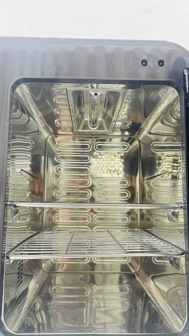 الجهاز الظاهر في الصور هو معقم ومجفف بالأشعة فوق البنفسجية (UV) من شركة Tommee Tippee، يُستخدم لتعقيم وتجفيف رضاعة الأطفال وملحقاتها.

🔹 الوظيفة الأساسية
 • تعقيم بالـ UV-C لقتل 99.9% من البكتيريا والفيروسات.
 • تجفيف بالهواء الساخن المفلتر.
 • يمكن استخدامه للتعقيم فقط، أو التجفيف فقط، أو الاثنين معًا 
اطوني سعر بي


**إذا كنت صاحب هذا الإعلان وتريد حذفه لأي سبب، رجاءا أرسل رسالة إلى الدعم الفني**