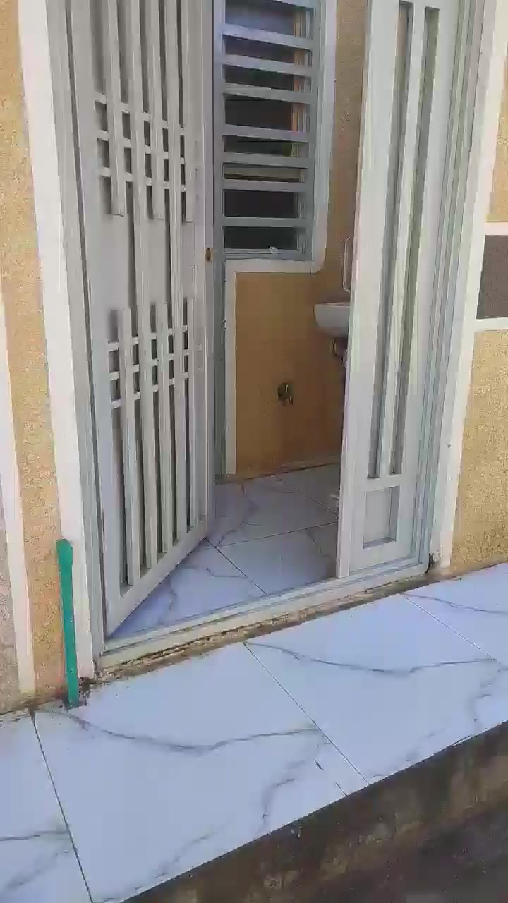 للإيجار – بيت جديد 50 متر
المساحة: 50 متر 
نوع البناء: جديد
الحالة: ممسوك
الموقع: كربلاء، طريق الرابط، مجمع الإبداع السكني
سعر الإيجار: 200,000 دينار
للتواصل: ***********
