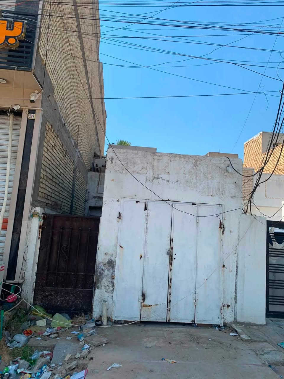 سلام عليكم بيت طابقين للايجار مع المحل البيت يصلح يكون مخزن العنوان الشعب شارع التجار مقابيل الكليه على الشارع مساحته 98 متر 
للاتصال ***********
او ***********
