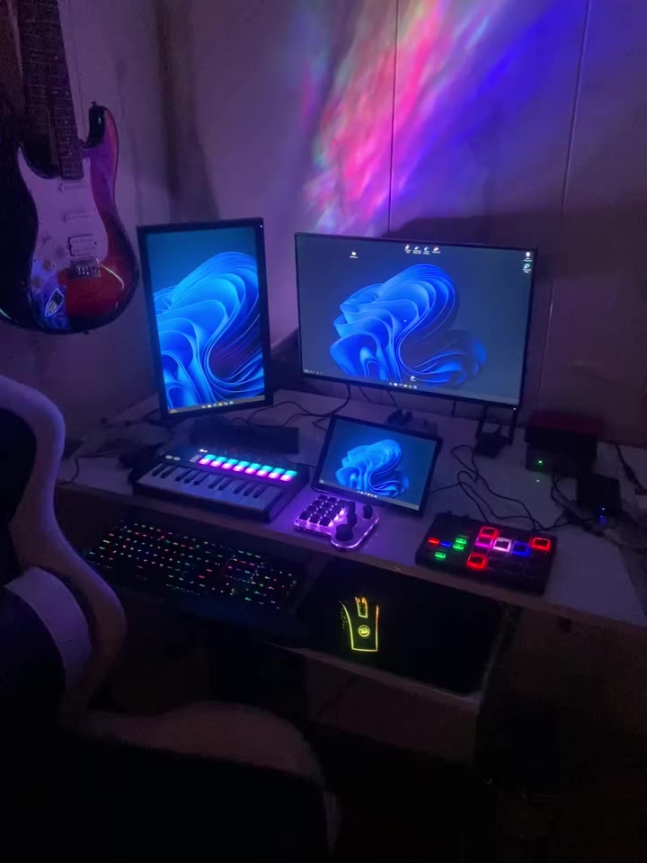 من رخصه الادمن 
سيت اب كامل للبيع ( استديو خاص للمونتاج والرندر )
Mini key sm25 ii
donner starrypad
Key smart اختصارت
كرت صوت focusrite solo gen 4
مايك بويا 
شاشه لمس ١٠ انج 
ماوس ريد دراكون 
كيبورد ريد دراكون 
كيتارات ٢ الاسود بدون ماركه والثاني donener كامل ملحقات
شاشات ٢ كبار 
كرسي fantech
وكو هواي غراض وياهن بعد 
um790 pro
🧠 المعالج (CPU)
 • AMD Ryzen™ 9 7940HS
• 8 أنوية / 16 خيط معالجة
• سرعة أساسية ~4.0 GHz وتصل حتى 5.2 GHz
• ذاكرة تخزين مؤقت 16 MB  

🎨 المعالج الرسومي (GPU)
 • AMD Radeon™ 780M مدمج
• أداء جيد للألعاب الخفيفة وتطبيقات الرسوميات
• سرعة تردد حتى 2800 MHz  

💾 الذاكرة (RAM)
 • 32 GB DDR5 (Dual Channel) بسرعة 5600 MHz
 • قابل للتوسيع حتى 64 GB  

💿 التخزين
 • 1 TB PCIe 4.0 NVMe SSD
 • فتحات M.2 2280 ×2 (يمكن تركيب وحدة إضافية)  

🌐 الاتصال
 • Wi-Fi 6E
 • Bluetooth 5.2 / 5.3 (حسب الإصدار)
 • Ethernet 2.5G  

🔌 المنافذ (Ports)
 • USB-A 3.2 Gen2 ×4
 • USB4 ×2 (يدعم فيديو 8K @60 Hz و Power Delivery)
 • HDMI 2.1 ×2 (حتى 4K @144 Hz)
 • مقبس سماعة 3.5 mm
 • زر Clear CMOS  

🖥️ الدعم والتوافق
 • يدعم خروج 4K و 8K عبر USB4/HDMI
 • مناسب للعمل المكتبي، إنتاج المحتوى، والتطبيقات الاحترافية


**إذا كنت صاحب هذا الإعلان وتريد حذفه لأي سبب، رجاءا أرسل رسالة إلى الدعم الفني**