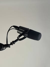 للبيع معدات صوت بودكاست مايك احترافي Shure عدد 2 الغني عن التعريف  مع ...