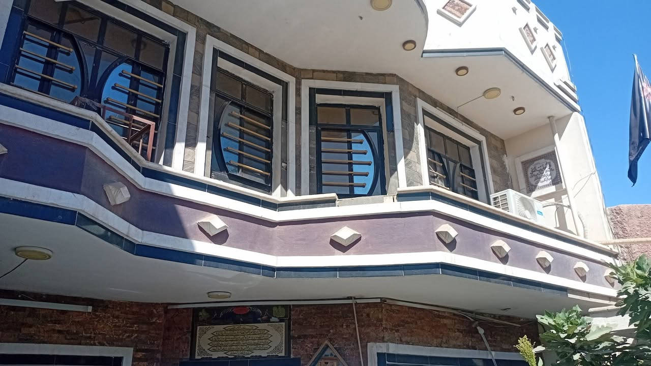 بيت للبيع مساحته 170متر طابو صرف سنه البناء 2016موقع البيت الغزالية شارع المركز فرع اسواق المراد الطابق الارضي يحتوي على استقبال وهول ومطبخ وغرفه طعام وغرفه نوم وصحيات داخلية وصحيات خارجيه +حديقة وكراج والطابق الثاني يحتوي على اربع غرف نوم مع هول طوله 7امتار (***********)
