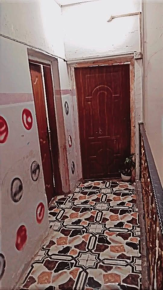 السلام عليكم بيت اللبيع مساحه 100متر طابقين طابق الاول غرفه نوم وستقبال وحولي كبير وحمام وصحيات والطابق الثاني غرفتين كاملات وكبار وسطح كبير عنوان شعله مقابيل قطاع السابع السعر 95وبي مجال اللطيبين استفسار او تفاصيل ع هاذا الرقم ***********
