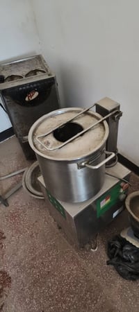 خلاط حمص بطحينة صناعي مستعمل قليل وشغال على الفحص حجم ٢٠ لتر   حجم الك...