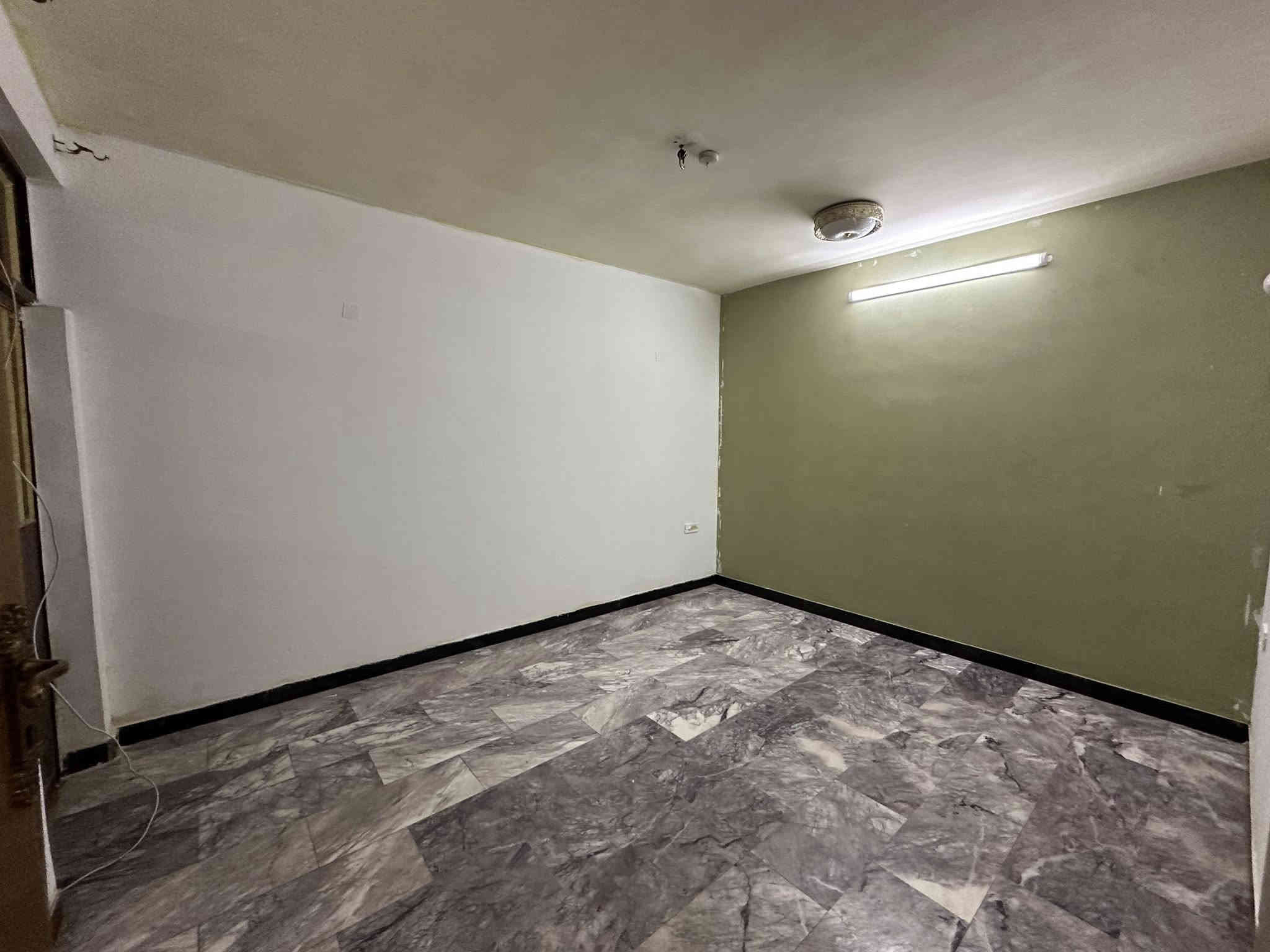 #للايجار______في_______السيديه

بيت مساحه  120 متر  نظيف جدا
 يتكون من

مدخلين 
واربع غرف نوم مطبخ صاله خدمات صحيه عدد  2 وطرمه صغيره 

علما ان العقار مجهز بسبالت

#الايجار مليون وربع

للاستفسار الاتصاال على الارقام التاليه

***********

***********
