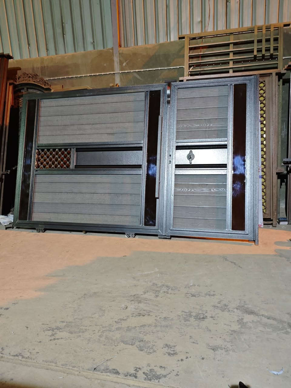 تحية طيبة يوجد لدينا كافة أنواع الأبواب والشبابيك الحديد والخشب الحديثة بأجود الأنواع وجميع القياسات العنوان الرفاعي 
قرب جامع رمثان ***********
