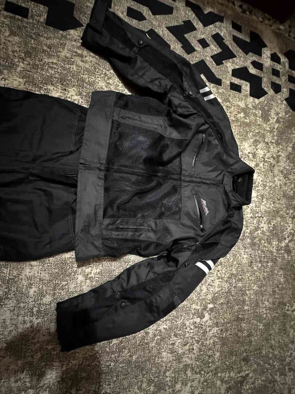 السلام عليكم يوجد بدله ماركه   مال دراجه بطح والثاني ستره مال رحاله كسارات منه وبيه  والسعر اتصل***********  العنوان بغداد
