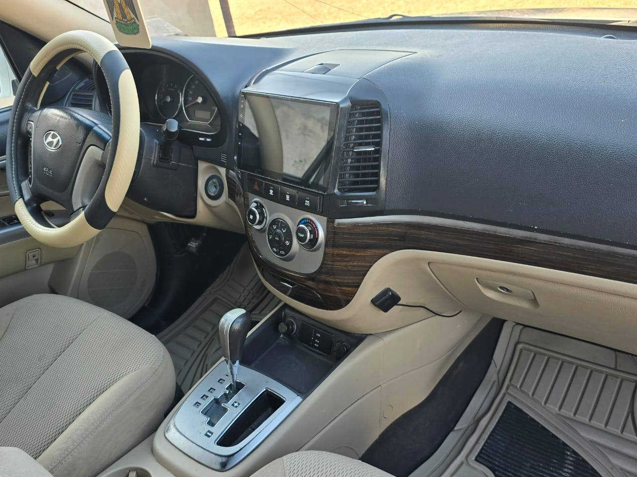 السلام عليكم رمضان كريم علينا وعليكم سنتافيه للبيع موديل 2012 خليجيه سبعه راكب  سياره بها اربع قطع صبغ ابيع حزام يتواجد السياره في بابل رقم بابل الانكليزي    ***********
