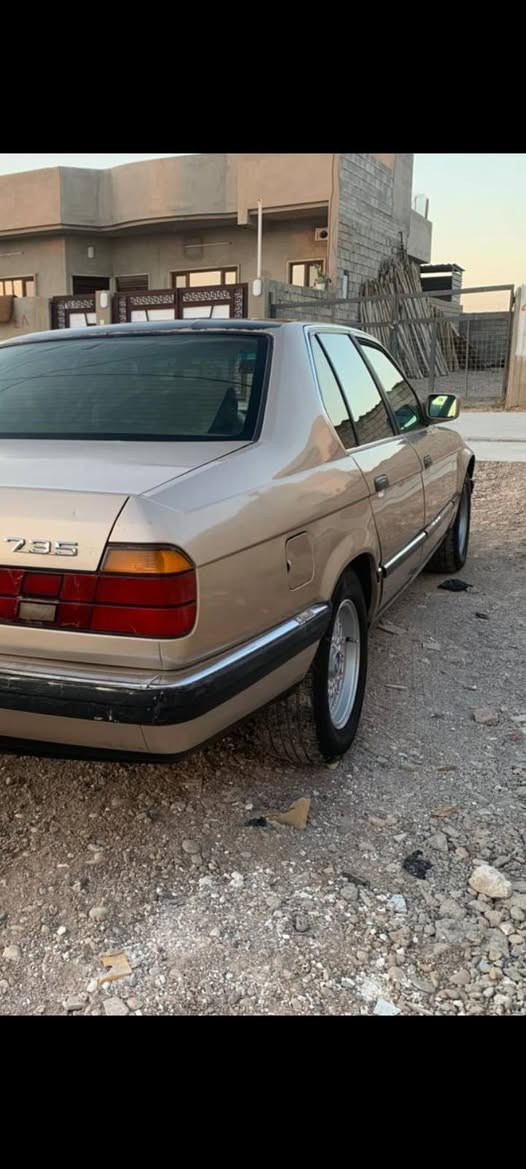 بي ام 735 كامل  موصفات تبريد  . توماتيك . 4 جامات كهربائي . تنته. موديل 1991 سنويه لغايه 29 . كابون بنزين . صبغ عام جماليه .السعر 42$ الاتصال ***********
