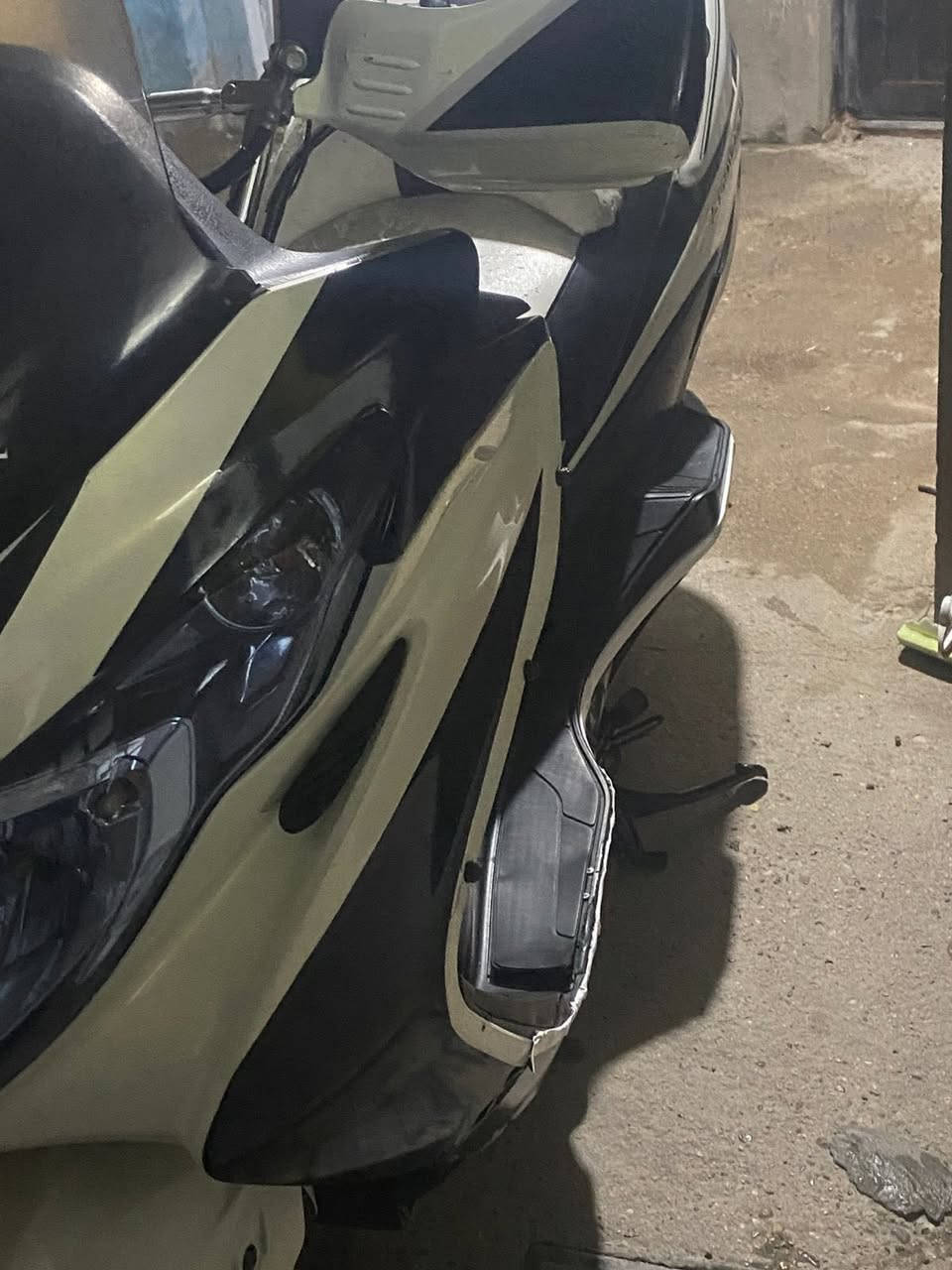 السلام عليكم دراجه للبيع سوزوكي مكفوله كفاله عامه ودايمها قبل أسبوع ادامه عامه مابيها اي نقص دراجه نضيفه بمعنا الكلمه تشتغل بصمه مكينه نوزل جويتر لايت زنون اوراقها كامله بس ترقم متكلف٥٠ الف مكاني بالخالديه او مراوس حسب القناعه سعرها ١٦٥٠ وبيها مجال /***********
