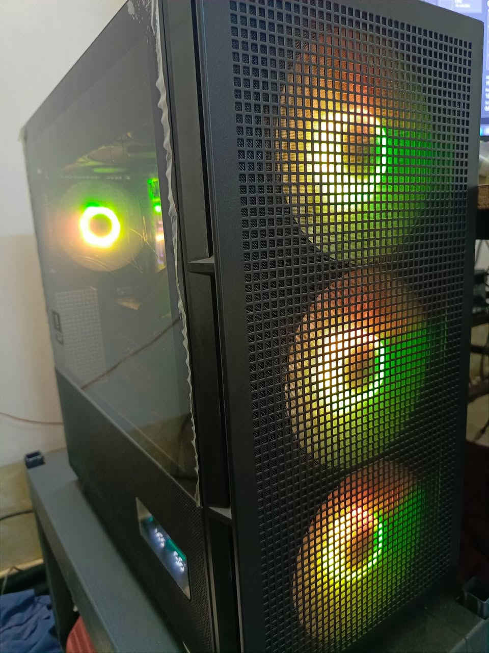 Gaming Pc
البيسي بموصفات قويه يتحمل ستريم و كيمنك ويشغل كل الالعاب وبرامج المونتاج وهندسه لان...
 المعالج 12 كور و 24 ثريدز وللي يعرف بالمعالجات هذا المعالج (lottery chip) مسويله اندر فولت وتشوفون حرارته بالصور ويوصل 5.5 الى 5.6 اثناء اللعب واثناء الستريس على المعالج يقفل بين 5.0 الى 5.1 كل الكورات .

 كارد الشاشه 6700xt مو مفتوح ونوعيه جدا نادره بالسوق gigabyte elite وحرارته كدامكم شي جدا حلو ثلاث مراوح .

البيسي تعبت عليه من جمعته بحيث وقتها الكرت جبته من نيو ايگ لان مجان موجود هنا ومثل متشوفون كل القطع ماركاتها حلوه ونادره وماقدرت استخدمه يعني بالشهر مرتين تلاثه اذا افضى واشغله هذا سبب البيع .
بس ياريت لحد يكسر بالحاجه وشكرا

CPU - RYZEN 9 7900X

GPU - Gigabyte AORUS Radeon RX 6700 XT Elite 12G

MB - ASUS ROG STRIX X670E-A GAMING 

RAM - T-FORCE 2*16GB 6400Mhz DDR5 RGB

COOLER - DEEPCOOL LT720 360MM 

STORAGE - T-FORCE Z440 NVME GEN4 1TB

PSU - ASUS ROG STRIX 850W GOLD 

CASE - DEEPCOOL CH560 DIGITAL 

OTHER - ALUMINUM LGA1700 CPU CONTACT FRAME 

#السعر 2.9 مليون او 1900 دولار التواصل خاص
#لايوجد توصيل مكاني اربيل


**إذا كنت صاحب هذا الإعلان وتريد حذفه لأي سبب، رجاءا أرسل رسالة إلى الدعم الفني**