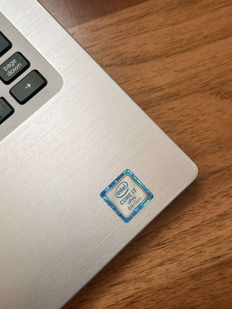 لابتوب DELL معالج i7 ورام 16 للبيع .
اللابتوب مفول مواصفات
الجهاز معدن ب الكامل ماكو بي بلاستك فدشي كلش راقي ملمسة ووزنة ب الاستخدام 

معالج i7 فدشي يتحمل شغل والعاب 
تصميم سلم ووزنه خفيف

 كيبورد ضوئي
حواف شاشة نحيفه .
بصمة اصبع مدمجة ضمن زر التشغيل

اللابتوب جدا نضيف وادائة قوي وممتاز يفيد الي عنده دراسة او العاب متوسطة او غيرها من الاستعمالات .

المواصفات :
بصمة اصبع مدمجة ضمن زر التشغيل
المعالج intel cori7
الجيل : الثامن (8TH)
كرت الشاشة : INTEL UHD GRAPHICS 8GB 
الشاشة : فول اچ دي (FHD) حجم 14.3 دقتها والالوان جدا واضحه وتشغل 4K بالمشاهدة .
الرام : 16GB نوع DDR4 فدشي راقي .
الذاكرة : 256GB ssd M.2 
كيبورد عربي انكليزي ليزري ضوئي .
كيبورد ميكانيكي ضوئي .
سماعات ستيريو .
كامرة امامية واضحه
غالق كامره سلايد
بطارية اللابتوب ليثيوم تطول فوگ ال 4 ساعات ب الاستعمال المكثف .

المنافذ :
منفذ تايب سي للشحن والبيانت 
منافذ USB 
منفذ Hdmi
منفذ سماعات
منفذ LAN
وغيرهن بعد.
المميزات:
اللابتوب معدن ب الكامل مو بلاستك مثل باقي اللابتوبات
معالج i7 مو i5 يتحمل شغل كلش قوي
رامات 16 مو 8  
كيبورد عربي انكليزي ليزري ضوئي ميكانيكي .
لونه رصاصي سلڤر من الداخل والخارج فدشي مرتب

الملحقات:
ملحقاته كلها موجودة واصليه
كيبل ثلاثي اصلي.
شاحنة اللابتوب الاصليه  .
جنطة لابتوب مرتبه هم بعدهي جديده غير مستخدمه .

منصب عليه وندوز 10 برو مفعل مدى الحياة وحزمه الاوفس كامله كذلك مفعلة مدى الحياة .

اللابتوب كلش نضيف ومواصفاته قويه ومحترمه وتصميمه كلش مرتب . ومابي أي نقص كيبورد سماعات انترنت شاشة كامرة كله شغال وممتاز وماب اي نقص من اي ناحية .
وكلشي بي بعده جديد ونضيف مثل ماموضح.

السعر : 325 الف وبي مجال جدا قليل .

مكاني النجف والي يريده توصيل هم موجود ان شاء الله .

*********** بي واتساب

(لابتوب للبيع النجف بغداد الانبار البصرة حاسبة محمولة منضدية دل dell pc laptops laptop computer )
