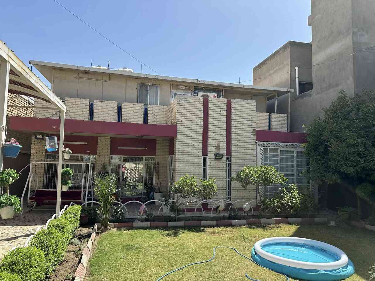 دار للبيع  
البياع الأولى شارع ٥ 
بمساحة ٣٣٦.٥طابقين طابق مسلح يحتوي على استقبال مع هول مع حمامات عدد٢ وثلاث غرف نوم 
مطبخ طابق الثاني سندويج بنل يحتوي على غرفتين 
للاستفسار الاتصال على الرقم ***********
