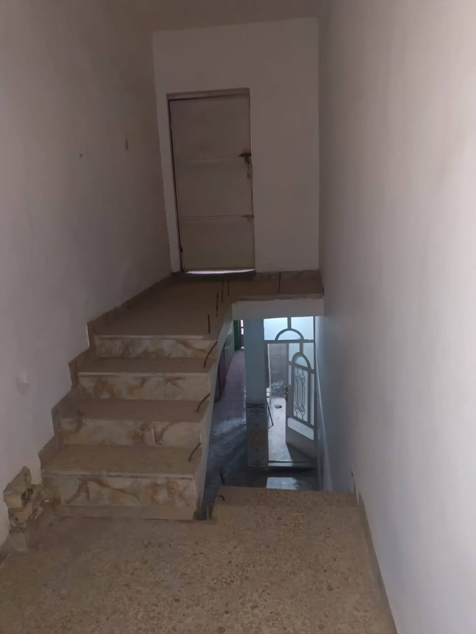 للبيع مشتمل ١٢٠متر ٦في٢٠ طابو صرف بسمي طابق واحد غرفه نوم وحده كلدور صاله مطبخ صيحات داخليه وخارجيه حي العسكري وره مخبز مهند او بظهر الجامع مسلم ابن عقيل***********
