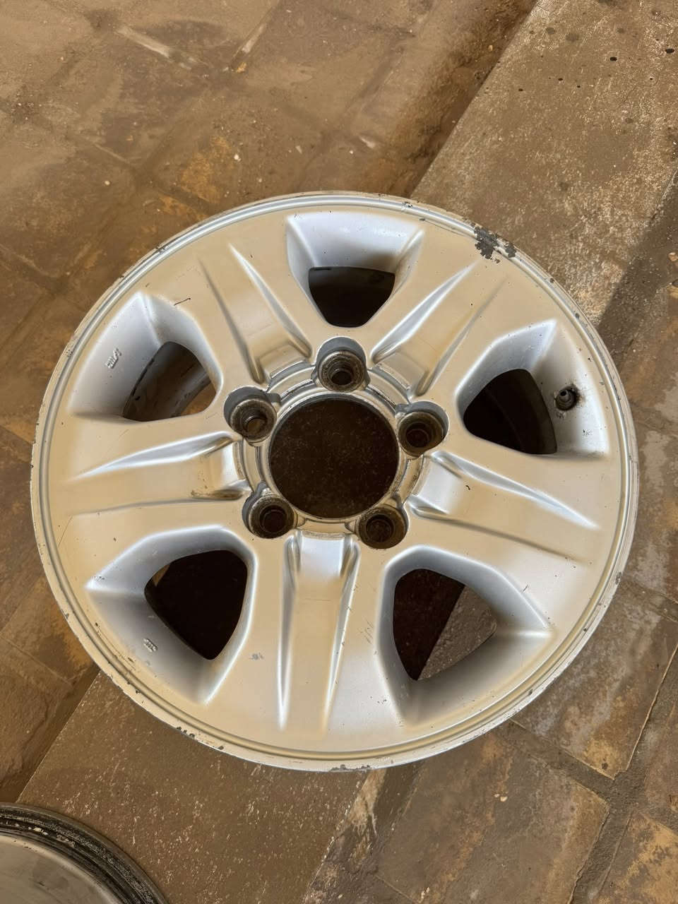 السلام عليكم ويلات مال لاندكروز 2007 ما بيهن شي جدد مكان النجف ***********
