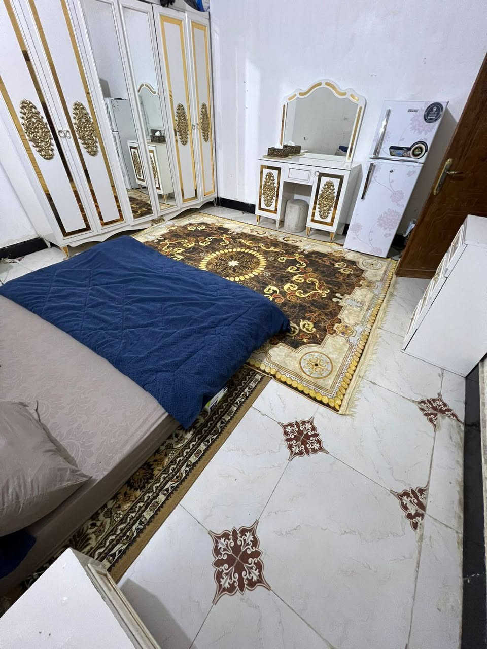 ***********
السلام عليكم بيت للبيع زراعي العنوان حي الجامعة الصخيين قبل لاتوصل للجسر قبل شارع المهندس فرع اسماك الفاخر يبعد عن الشارع الرئيسي ١٨٠متر 
المساحه ١٤٠متر بناء طابوق +بلوك اعكاده يحتوي على دوانيه ومطبخ وصاله جبيره وغرفتين وصحيات خارجيه داخليه   
السعر ٥٨وبي مجال 
***********
