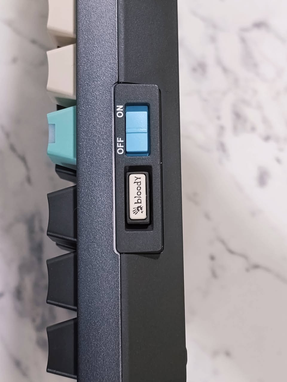 Bloody WS87 Multi-mode connection
غني عن التعريف وحش بلودي واير وايرلس وبلوتوث 
ريد سويج كامل ملحقات مال بالة وحسب علمي مو مستخدم جديد 
65 الف فقط 
خاص او واتس ***********
