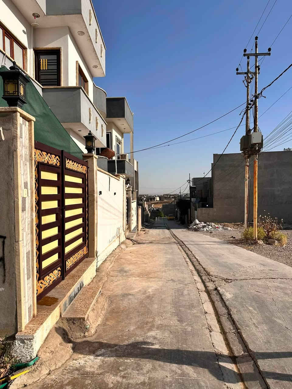 بيت للبيع القوسيات مدخل أسوق ابو علي يم جامع جبل احد و يم جامع الزهراء مساحه البيت 100 متر مربع ثلاث غرف نوم و هول و مطبخ و ستقبال و صحيات كامل خدمات ماي و كهرب و تبليط سند زراعي 25 حق التصرف وبي وصل بلديه الاستفسار خاص او الاتصال 
***********

‭***********‬
