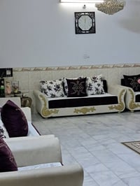 تخم نظيف • طبلات • ميز تلفزيون