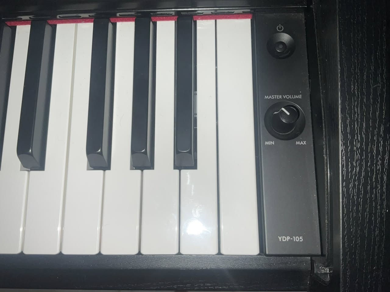 السلام عليكم.. للبيع بيانو رقمي احترافي Yamaha Arius YDP-105 أصلي بنظافة ممتازة جداً (شبه جديد وبحالة الوكالة).
الجهاز يعتبر من الفئات الراقية جداً ويأتي مع كامل ملحقاته الأصلية:
 الهيكل الخشبي الفاخر باللون الأسود.
 منظومة الدواسات الثلاثية (Pedals) الاحترافية.
 المقعد الخاص بالبيانو.
 الشاحن (الـ Adapter) الأصلي من شركة ياماها.
الجهاز نظيف جداً وخالٍ من أي عيوب أو شخوط، والمفاتيح ذات وزن حقيقي تحاكي البيانو الصوتي تماماً، وفحص الجهاز شرط للمشتري قبل الشراء للتأكد من سلامة كل الميزات.
السعر المطلوب: 850,000 دينار عراقي (قفل منعاً للإحراج).
الموقع: بغداد.
للاستفسار أو الشراء، يرجى المراسلة على الخاص أو ترك تعليق.


**إذا كنت صاحب هذا الإعلان وتريد حذفه لأي سبب، رجاءا أرسل رسالة إلى الدعم الفني**