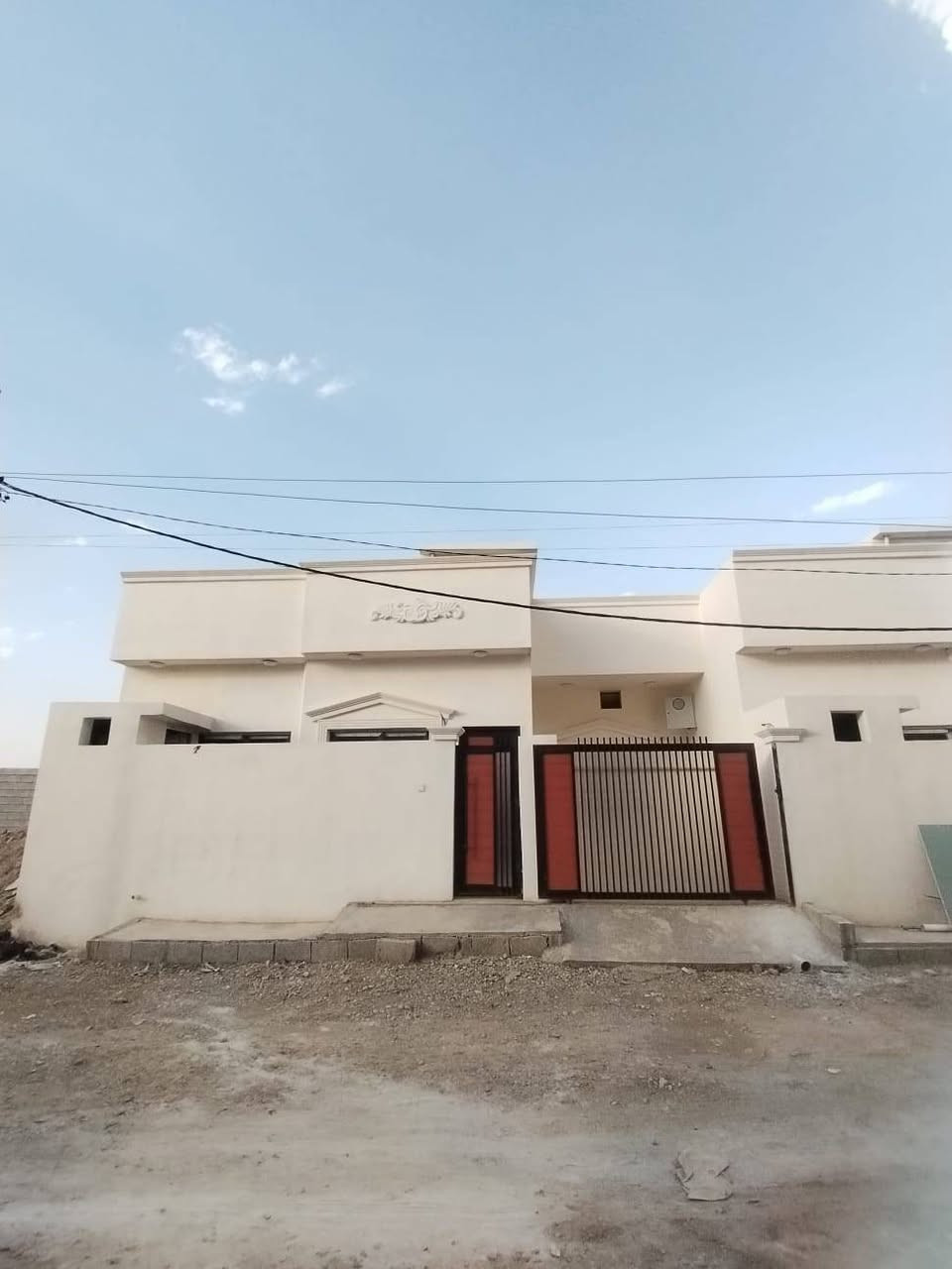 السلام عليكم 
بيت للبيع 
عنوان حي بدر شارع صيطرت الحشد 
مساحه 100م مربع 
بيت جديد صفر بنأ درجه اوله 
واصل مجاري،+مأ
نضام دكت للستفسار ***********
