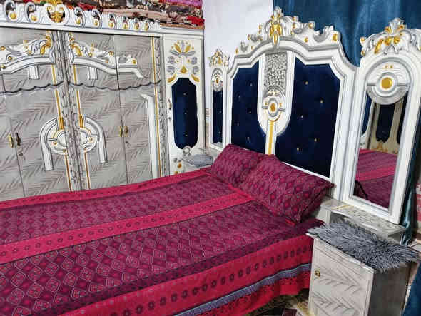 السلام عليكم ورحمة الله وبركاته
غرفه اخشاب عراقي نضافه فول 
مكاني كربلاء قرب سيد اسماعيل 
السعر 850 وبيه مجال 
التواصل  ***********
