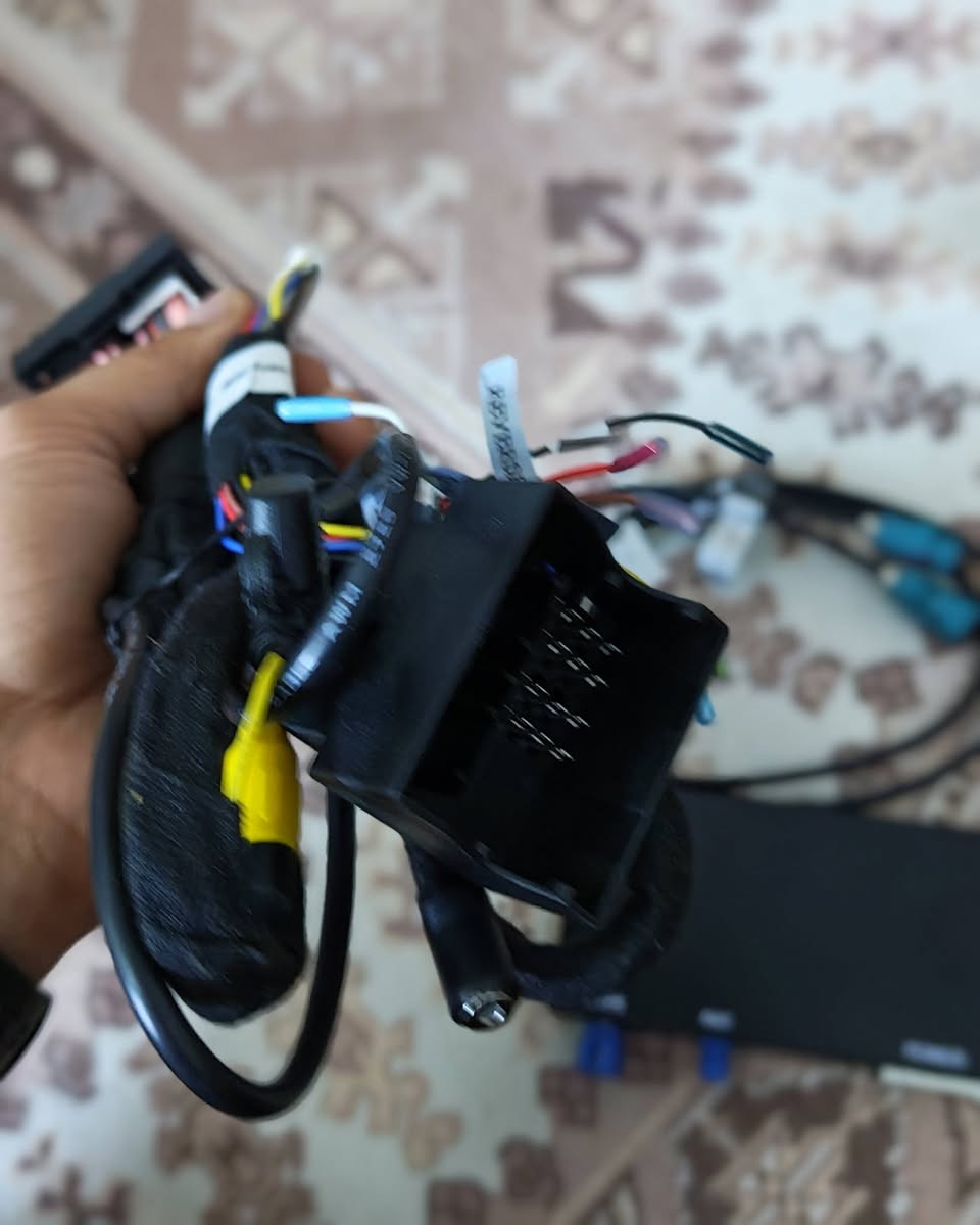 📢 لكل عشاق التميز والراحة في القيادة!حابب تضيف ميزة Apple CarPlay و Android Auto لسيارتك بدون ما تغير شاشة الوكالة الأصلية أو تلعب بضفيرة السيارة؟ ✨متوفر الآن: محول وواجهة تشغيل الذكية (CarPlay/Android Auto Decoder Box)🔹 المميزات:تشغيل خرائط جوجل، يوتيوب ميوزك، والاتصالات مباشرة على شاشة وكالة سيارتك.توصيل ذكي ونظيف (Plug & Play) بدون قطع أسلاك أو إلغاء ضمان السيارة.يدعم التحكم الكامل من خلال أزرار الستيرن  وماوس السيارة الأصلي.جودة صوت وفيديو عالية جداً عبر منفذ LVDS المتطور.📍 ملاحظة: الجهاز مخصص لموديلات وأنظمة سيارات محددة (يرجى التواصل لتأكيد التوافق مع سيارتك).📞 للاستفسار أو الطلب، تواصل معنا عبر الرسائل الخاصة!
***********
