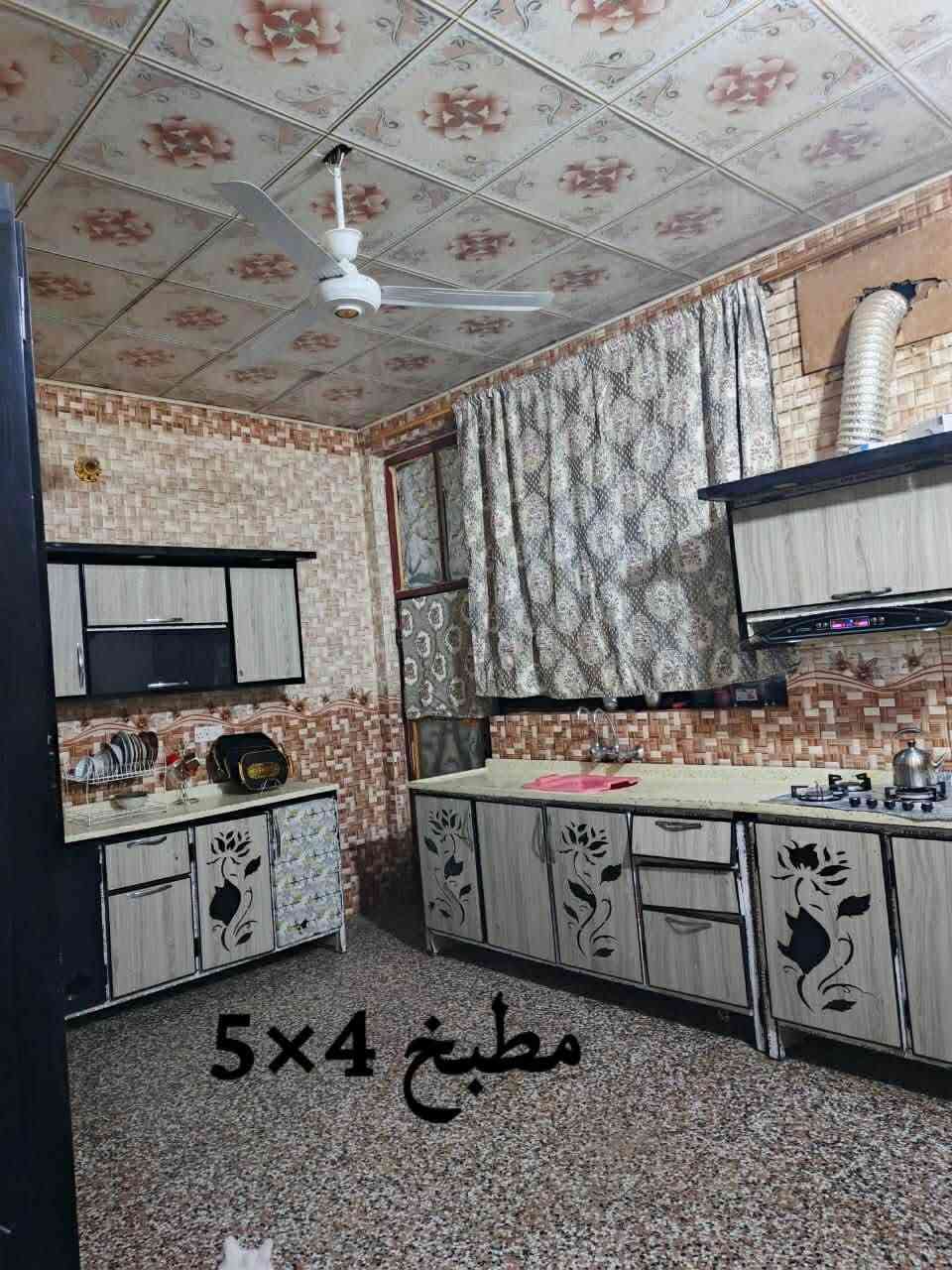 السلام عليكم
بيت للبيع ويرهم مراوس مساحه 200 متر طابو صرف باسمي ✨ 
البيت بناءً درجه اولى وحديث في كربلاء المقدسة نهاية حي غدير بداية حي نضال قرب المختار محمد داهي 
البيت يحتوي على طابقين 
الطابق الاول 2 غرف نوم ومطبخ  واستقبال كبير وصاله مفتوحه على الطابق الثاني وحمامات 2 وصحيات 2 
الطابق الثاني يحتوي على 2 غرف نوم وصاله وحمامات 
المنطقه مجاري وتبليط ومقرنص وكهرباء ويوجد قرب البيت مدارس ومستوصف وخدمات كامله 
السعر 165 وبي مجال بسيطط
الاستفسار على الرقم ***********
