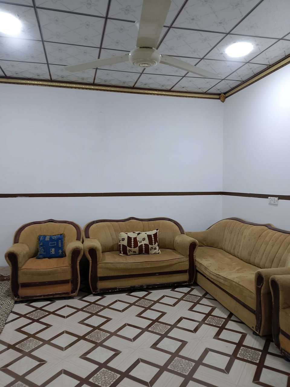 بيت للايجار المساحة 300م قرب المركز الصحي الفرع الرئيسي للاستفسار***********
