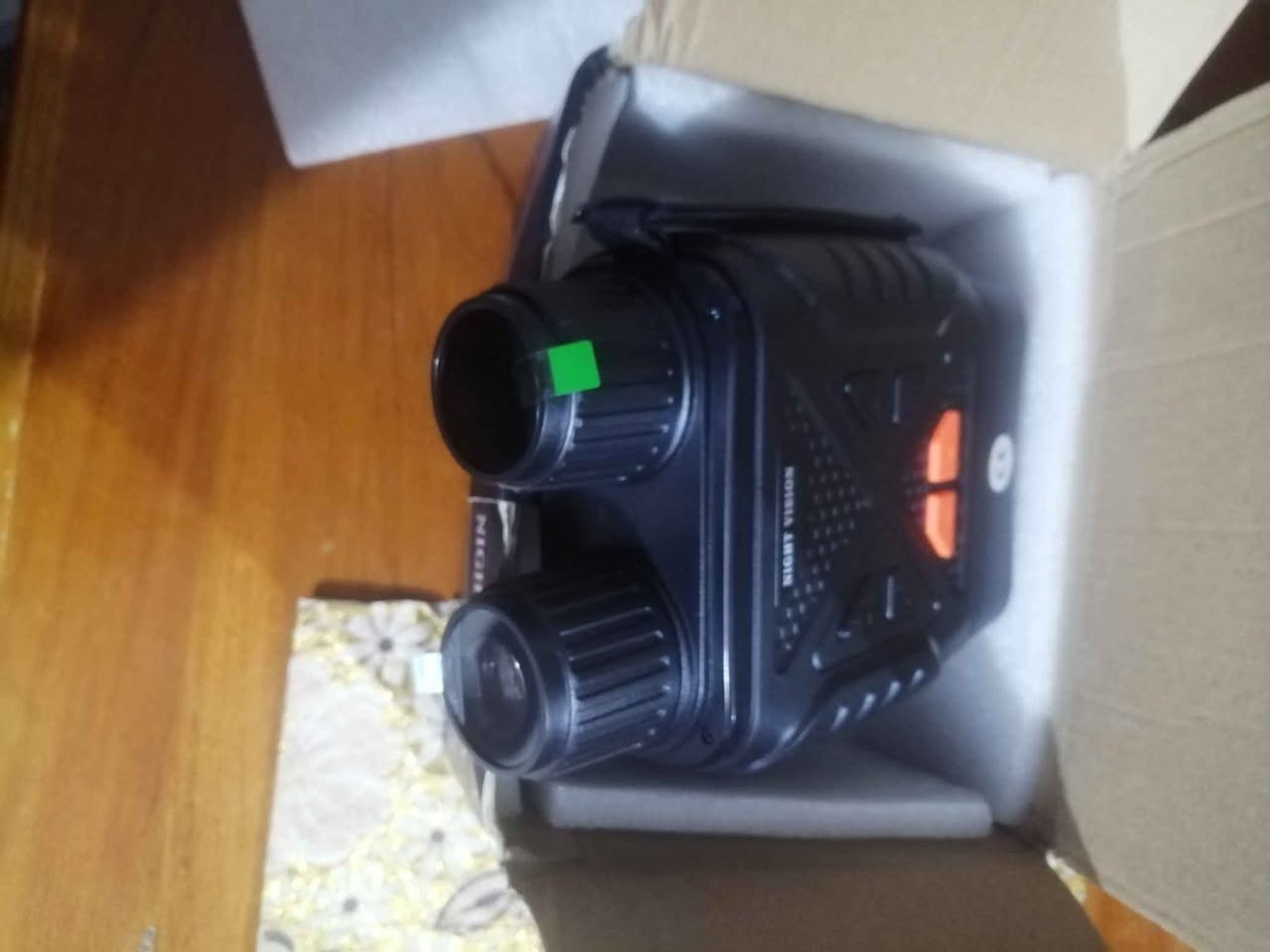 السلام عليكم ناظور ليلي 
جديد ما مستخدم
هذا الجهاز عبارة عن منظار رؤية ليلية رقمي، وإليك أبرز مواصفاته الفنية:
الشاشة: شاشة عالية الدقة مقاس 2.8 بوصة.
الرؤية الليلية: مسافة رؤية تصل إلى 800 متر في الظلام الدامس مع 7 مستويات لضبط الأشعة تحت الحمراء بقوة 5 واط.
العدسة والتكبير: عدسة بفتحة 28 ملم مع تكبير رقمي يصل إلى 10 مرات.
البطارية والتشغيل: بطارية بسعة 2000 مللي أمبير توفر وقت تشغيل يصل إلى 3 ساعات.
ترجمة النص الأساسي في الصورة
معلمات الشاشة: شاشة HD مقاس 2.8 بوصة
البكسل: 2 مليون بكسل
العدسة: فتحة 28 ملم
ضوء الأشعة تحت الحمراء: 5 واط، 850 نانومتر، تعديل الأشعة تحت الحمراء بـ 7 سرعات
التكبير الرقمي: 10 مرات
مسافة المشاهدة في الظلام الكامل: 0.5 متر - 800 متر
مسافة المشاهدة في الإضاءة المنخفضة: 0.5 متر - غير محدود
تنسيقات الملفات: الصورة: JPG؛ الفيديو: AVI
سعة البطارية: 2000 مللي أمبير
وقت العمل: 3 ساعات
وقت الشحن: 3 ساعات السماوا, المثنى


**إذا كنت صاحب هذا الإعلان وتريد حذفه لأي سبب، رجاءا أرسل رسالة إلى الدعم الفني**