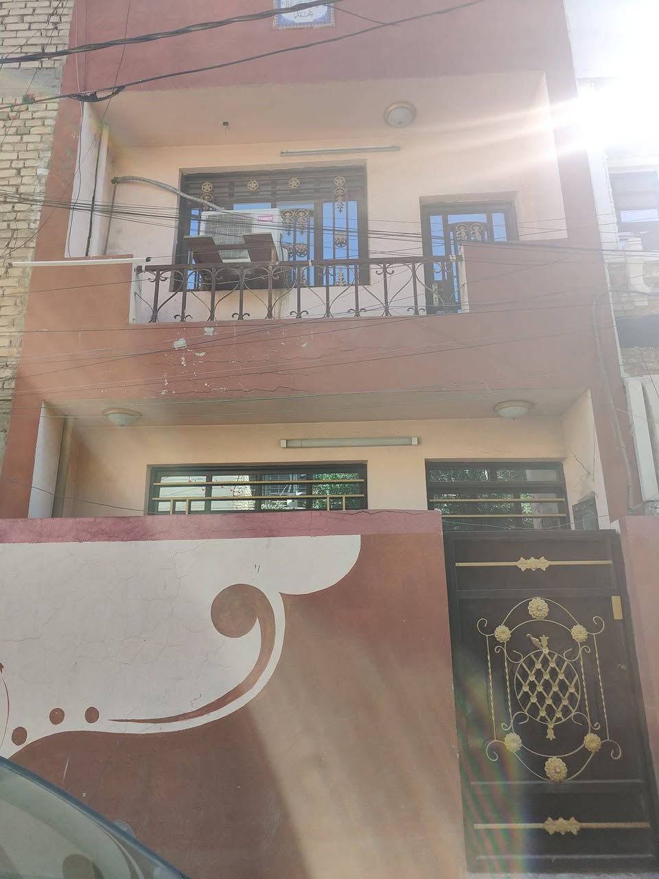 السلام عليكم  مشتمل 50 م الواجهة 5 والنزال 10 طابقين بناء 2015 طابوا ملك صرف العنوان ال 100 دار  قبل المعالف مقطع البيت من الداخل موجود بالمنشور   الطابق الاول صاله او مطبخ او منور او خدمات الطابق الثاني 2 غرف نوم  /سطحين سحطح  مخزن او سطح عادي السعر 110 او بي مجال   ‏‪0776 556 8308‬‏
