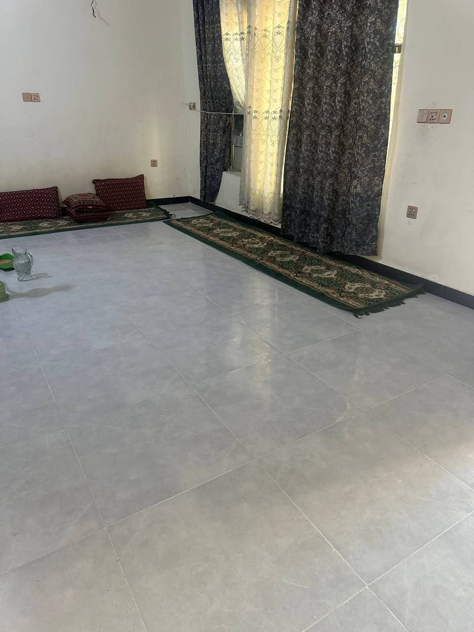 سلام عليكم بيت مساحه 250متر مكانه بغداد دوره شارع مول لكوخ يحتوي عل ستقبال   ارضيه بورسلين لبيت كله    وغرف نوم 2ومطبخ وصاله وصحيات داخليه وخارجيه وكراج اي ستفسار ***********
