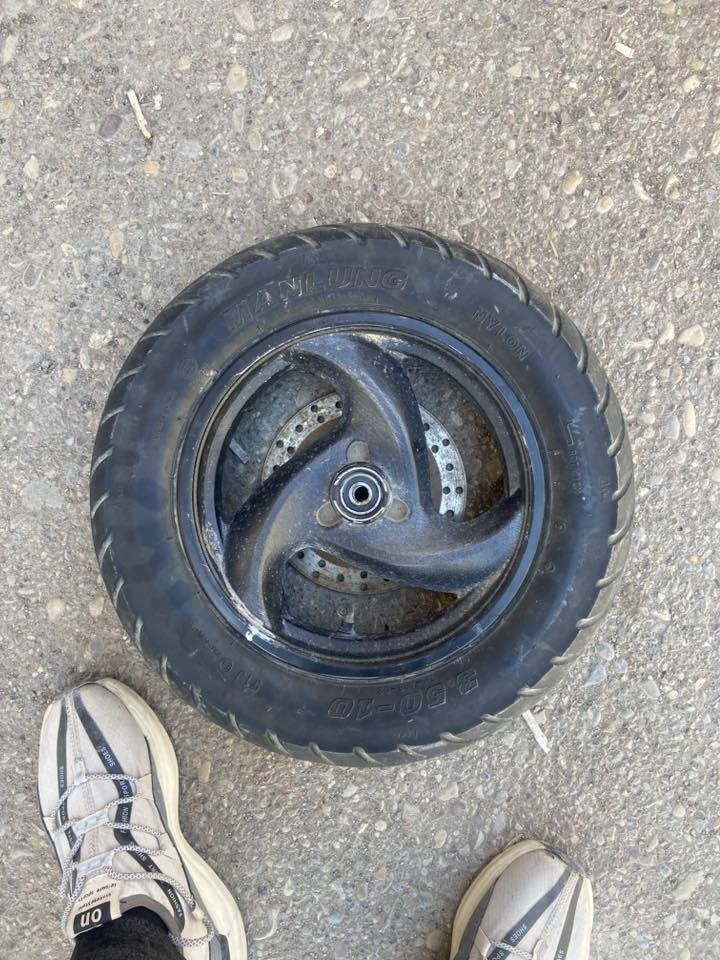 السلام عليكم تاير مابي شي وصالنصه ملحومه مابيهه شي كاملات
تعال اخذهن بلاش 
مكاني قلعه سكر 
رقمي :***********
