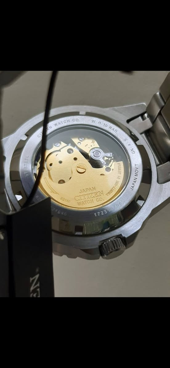 تحية طيبة
#Citizen_Automatic_MensMechanical_Watch_AU .
#سيتيزن
انتاج اليابان 
ماكنة ميكانيك واوتوماتك 
Caliber 8210
ماكنة الذهبية
الهيكل فولاذ مقاوم للصدأ مقاومة للماء 100 متر طوق دوار أميال وأرقام لامنوس مضيئ ليلآ قطر 43mm ملم نظافة 99/100
كامل المرفقات  العلبة الأصلية .
التواصل خاص لطفا السعر طيب ان شاء الله .
الشحن والتوصيل متوفر لكل مكان .


**إذا كنت صاحب هذا الإعلان وتريد حذفه لأي سبب، رجاءا أرسل رسالة إلى الدعم الفني**