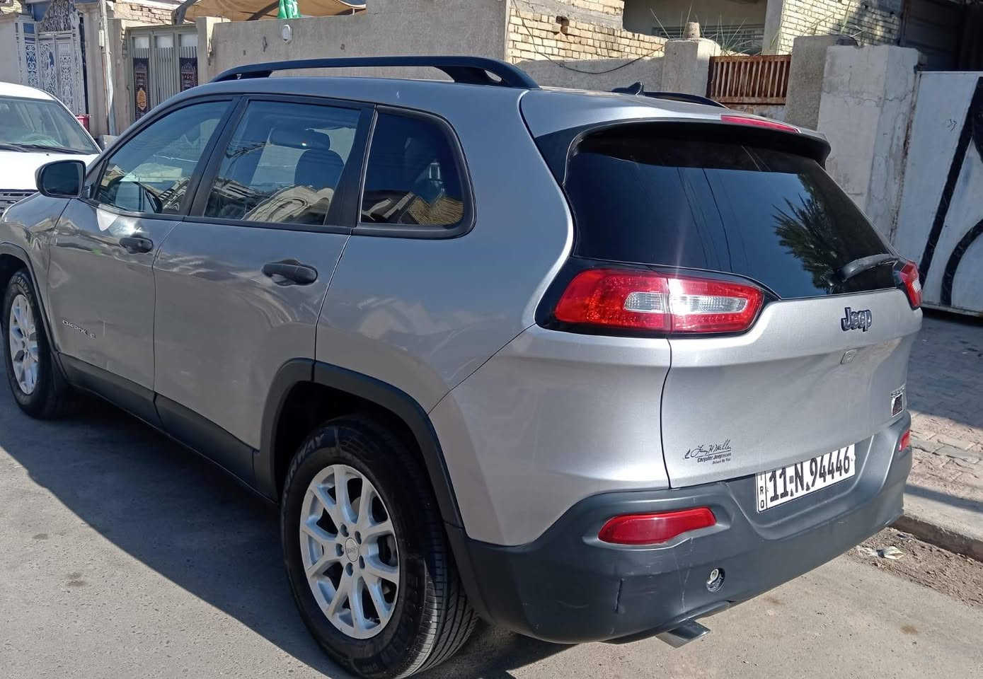 جيب بزون ٢٠١٦ محرك 4 سلندر 2400 نص فول
رقم بغداد بأسمي حادث بسيط  نقصها فقط حداديه نص عمر 
مكاني ميسان العماره 
السعر 120 وبيه مجال 
***********
