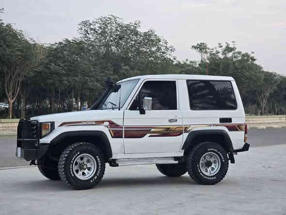 ميگزةمين بؤكس 89
مةكينة 2f
4گير دةبل اكسل 
4تايةو ويلي لؤك 
مةكينةي تؤزيك دوكةلي هةية 
سعري 35مةجاليكي كةم 
شوين كةلار 
***********
