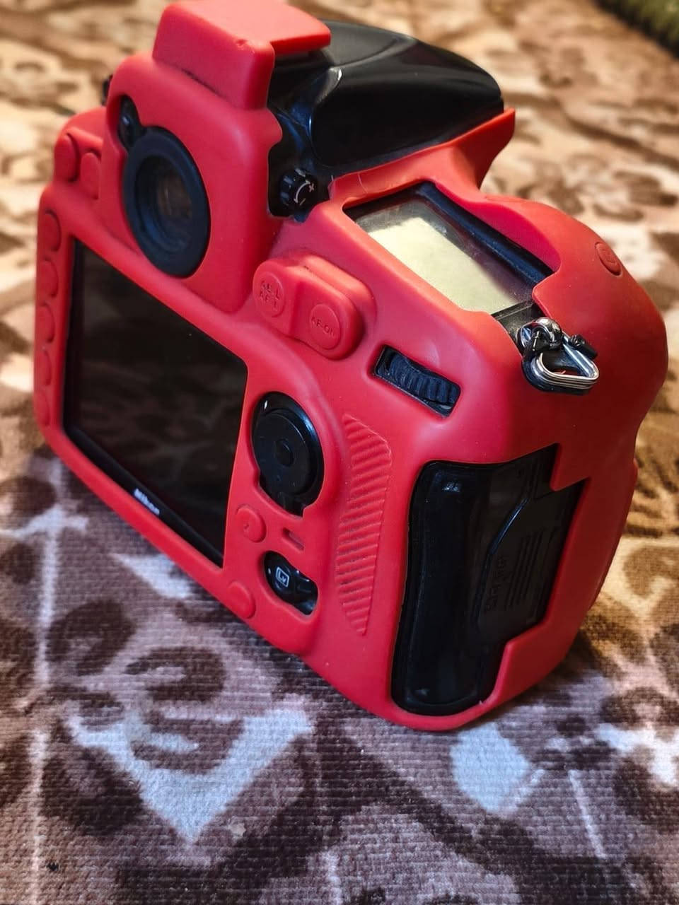 *🔥 للبيع: نيكون D810 فل فريم - نظافة 100% مع كفر حماية*

*المواصفات:*
- *الكاميرا*: Nikon D810 Body بدقة 36.3 ميغابكسل - ملكة الصور الثابتة
- *الحالة*: نظافة 100% بدون خدوش، محمية بكفر سليكون أحمر من أول يوم
- *الشتر*: [100] K فقط - بعدها بخيرها
- *الملحقات كاملة*: 
  ✅ جنطة كاميرا أصلية  
  ✅ 2 كارت ذاكرة SD سريع  
  ✅ جيلاتين أحمر احترافي  
  ✅ حزام نيكون أصلي  
  ✅ بطارية + شاحن أصلي

*ليش تشتريها؟*
الدايناميك رينج مالها أسطوري، شارب خرافي، وتنطيك ألوان خام للمصورين. تنفع للزفاف، استوديو، لاندسكيب، ومنتجات.

*💰 السعر: 750,000 دينار عراقي فقط*

الفحص مفتوح قبل الشراء، شرط النظافة. الله يبارك للشراي


**إذا كنت صاحب هذا الإعلان وتريد حذفه لأي سبب، رجاءا أرسل رسالة إلى الدعم الفني**