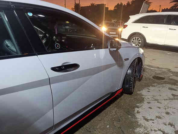 فول اعلى فئه شتريد مواصفات بيها موجوده 

ملاحضه وارد كوريا للي يعرف بيها مو امريكي 

مكينه ٢٠٠٠ تيربو من ٠ الى ٣٠٠ في اقل من تلاثين ثانيه على المدرج مال مطار بغداد 

موديل ٢٠٢٣ 

ماشيه ٦٠ الف كيلو متر وليس ميل 

مكاني بغداد حي العدل ***********

السياره مابيها داخل مكفوله من الدواخل بستثناء داير الجاملغ الخلفي الايمن بيها كنر صعب ميجي اذا مو حار الباب الخلفي مبدل والسياره بيها صبغ جاملغ وباب امامي صبغ كوريا بدون ضرر بدون دواخل بدون معجون السعر ١٨٠ ورقه 

السياره عليها اضافات وكت كامل وشغل كله بكوريا يعني هذا الوحش كوري ابن امه مو امريكيه هاي صار ثاني مره اعيدها 

اكزوز وفصله وطلقات وشغل بلاد كوريا 

بسمي تحويل ثاني يوم هزه ماصاقطه يعني فقط ٦٥الف تصير بسمك سياره جديده وبلعافيه على يشتريها بيع او مراوس بسياره اغلى 

ايكو    نورمال.  سبورت.   و n.   وودكمه الحمره الي بلستيرن مثل النايتروجين تضاعف عزم المحرك ٢٠ ثانيه يعني ٥انضمه قياده شاشه متصل مع كل وضع قياده تتغير مود ولد دشبول ٢٤ لون بلاد متغير من الشاشه تحكم كامل بالسياره من الشاشه 

السياره كلها n
