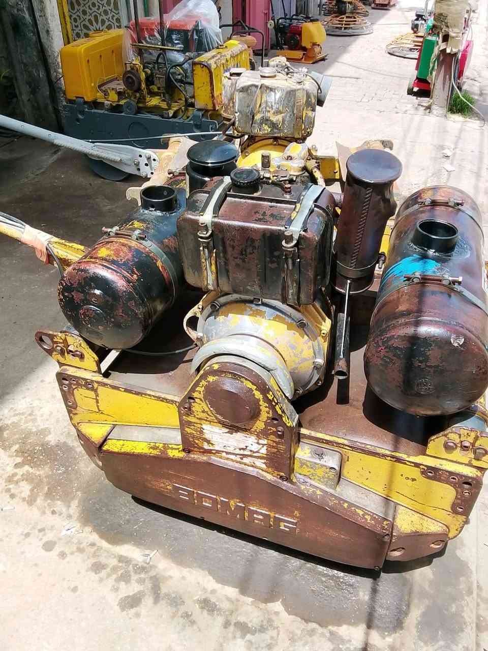 سلام عليكم حادله طن بلديه رجاج شغال تفحص وتاخذ مكينه بلديه نضيفه ألماني صنع بومات درجه اولى عنواني بغداد الكماليه شارع المصرف ***********
