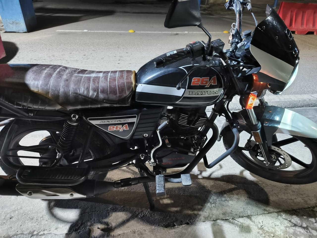 سلام عليكم ديوان للبيع موديل ٢٥ مكينه ٢٠٠سيسي بعده جديده السعر 2100000رقم ***********
