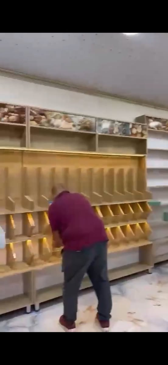 سلام عليكم شباب تدرون بيه ماجيبلكمً لا الجديد فاترينات ارفوف جدد جدد بمعنه العلمه معروضات للبيع العنوان تاجي رقم الهاتف بي واتساب ***********
