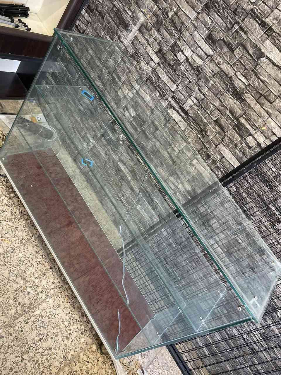 3 عوارض للبيع قياس
1.30 م * 2م ارتفاع  عمق 30سم  

سعر ال 3  175 الف وياها العارضه الزجاجيه بيها جامه مكسوره 

المكان بغداد شارع فلسطين  ***********
