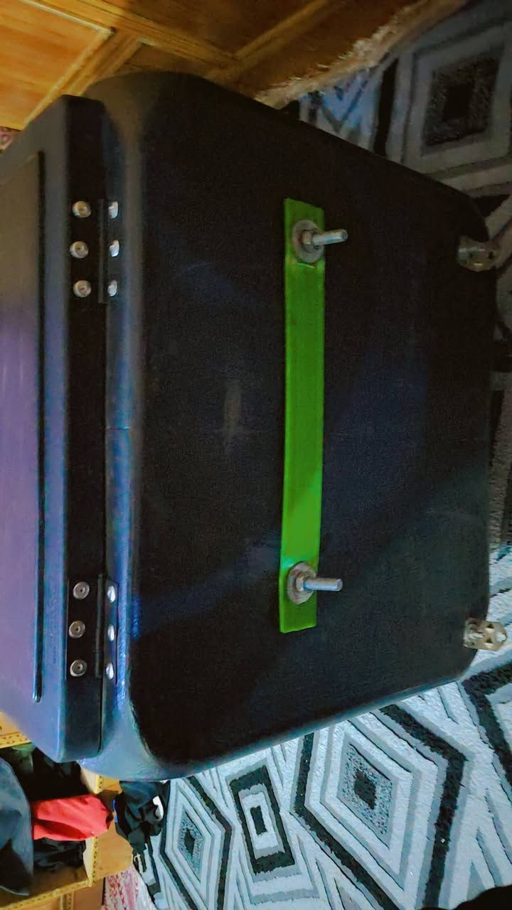 السلام عليكم صندوق دليفري للبيع زائد خوذه زائد تجوى سعره 45,000 قفل لا حد يخابرني ويقول لي 40 قفله ب 45 ملاحظه صندوق جديد مكاني منطقه التراث قرب البياع قرب تقاطع الدرويش رقم الهاتف ***********
