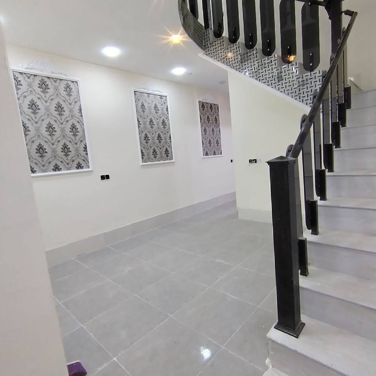 السلام عليكم 
♦️يتوفر مشتملان للبيع 🗝️ في منطقة الخاجية  قرب شارع 40 و مدرسة النوافل 
♦️البيع نقداً أو مبادرة
♦️المساحة 100م
♦️عرض الشارع 12م/متكامل الخدمات 
♦️بناء متكامل وبمواد ذات جودة عالية
♦️يتكون من طابقين ويحتوي على 3غرف 
♦️للاستفسار📞***********-***********
