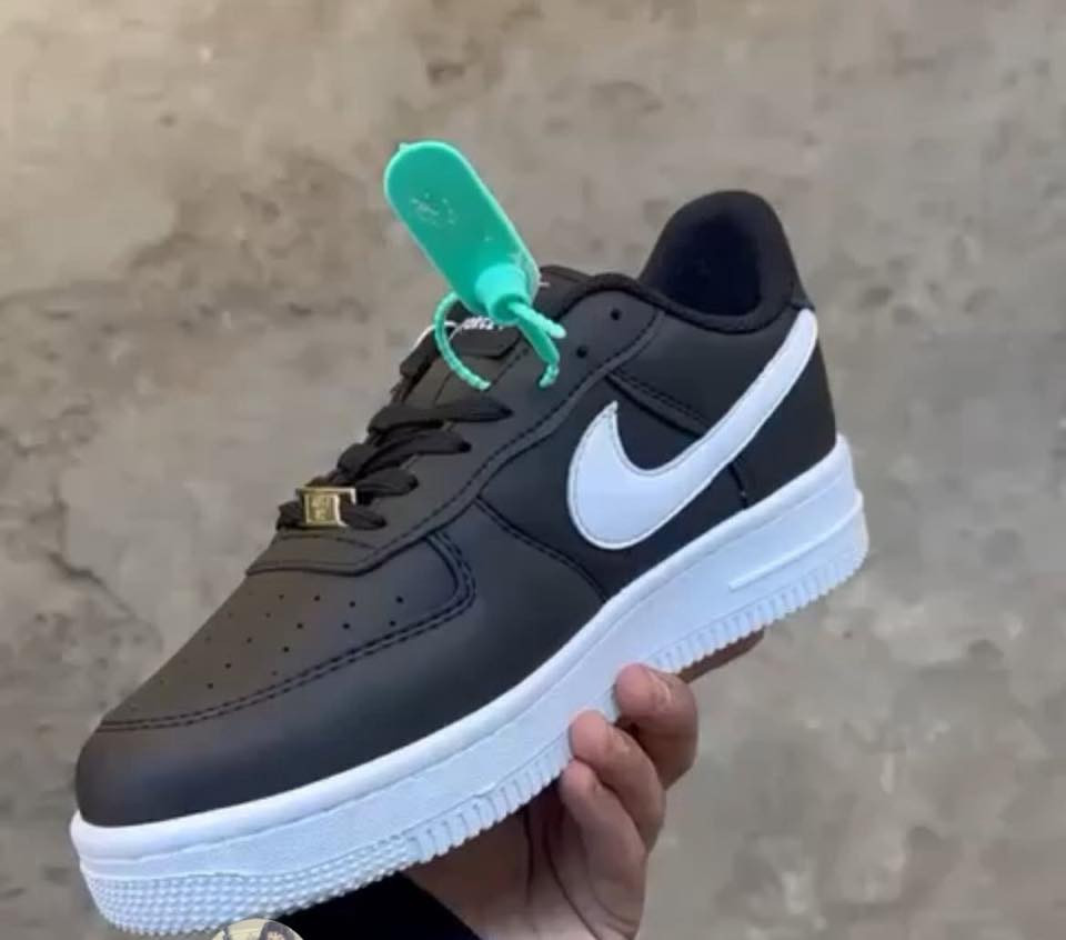 عروض العيد اخر قطع 
نايك اير فورس تركي درجه اولى 
توصيل داخل بسمايه مجاني 
سعر قطعه 12 قطعتين 20 
للحجز واتس اب ***********
