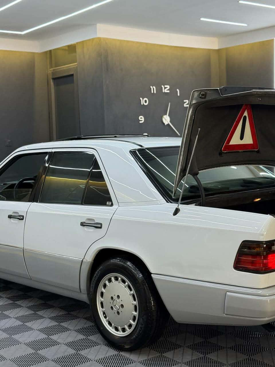 دب 300 محرك بطه موديل 89 بأسمي رقم  كركوك  انكليزي بدون تعمير ولا معجون ولا كص ولاخياس قواعد الدبلات سليمات بدون تعمير كهربائيات ستتر لوك فتحه سقف طكتين جام كهربائي كله شغال تبريد شغال تخم تاير وباتري جديد السيارة كاملة مكملة ماتصرف عليهه جاهزة من كل النواحي مكان كركوك ***********
