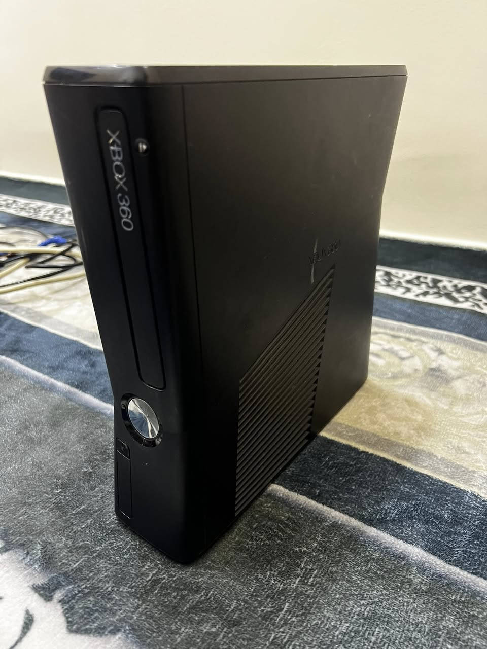 سلام عليكم جهاز اكس بوكس 360 نضيف لا مفتوح ولا مصلح مع كامل ملحقات جوستكات 2 اصليه الشراي التواصل على الواتساب مكاني بغداد للاستفسار  ***********
