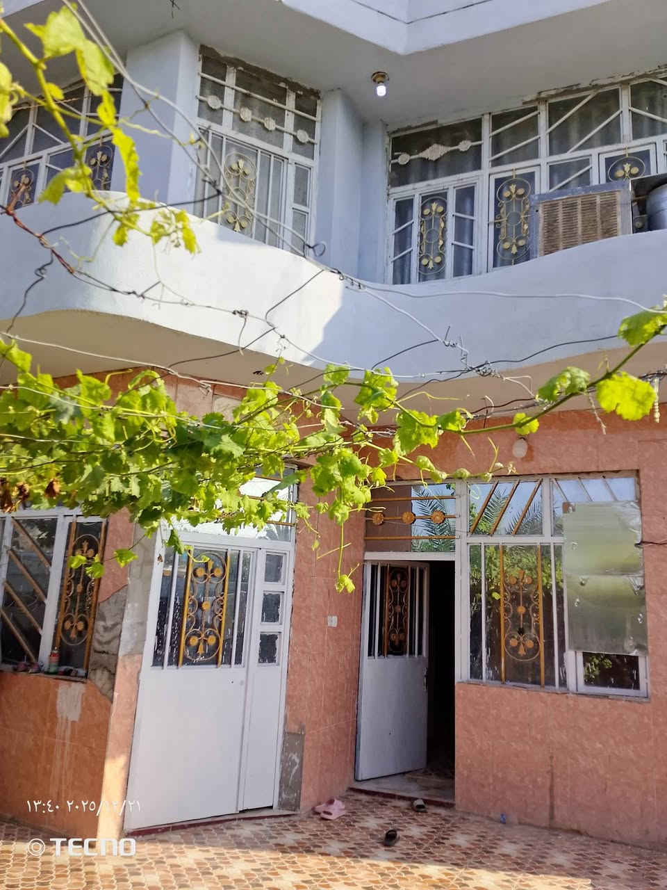 السلام عليكم بيت للبيع زراعي سند 25 المساحه 300 متر متكون من غرف نوم 3 وصاله واستقبال ومطبخ ومطبخ حراري  في جديدة الاغوات قريب على الشارع العام قرب مجمع بهزاد  للاتصال ***********
